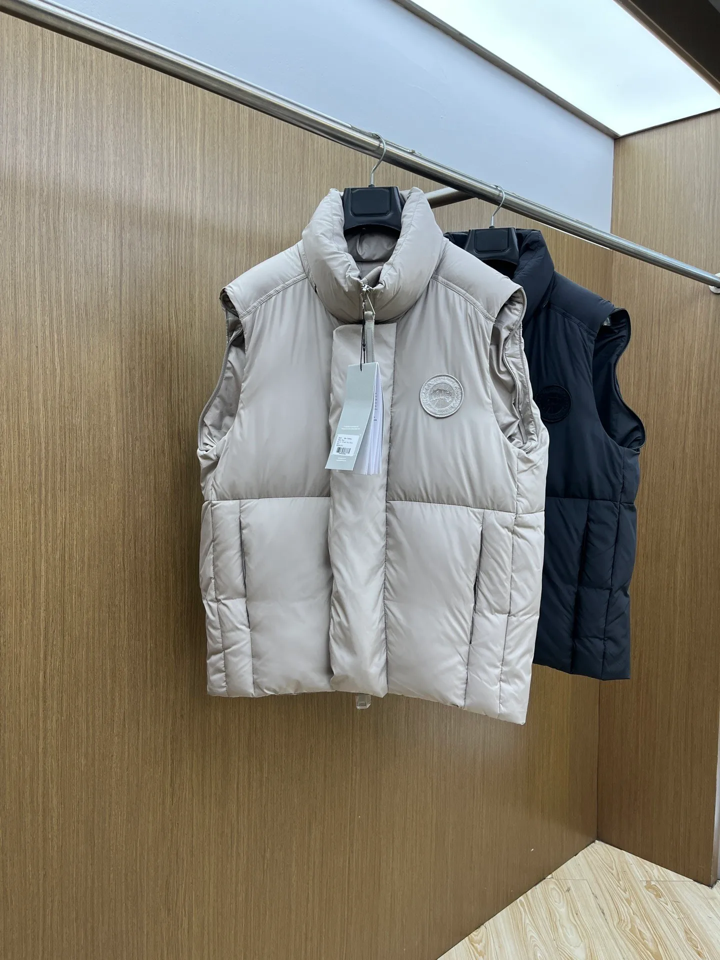 P1400 [Zhang Linghe’s latest top-grade down-filled Canada Goose model] Hooded, removable hood! The original custom-woven lightweight square technology three-proof fabric is windproof, rainproof and friction-proof. It is made of 400D gallbladder Zhengerbajing national standard 90 white duck down. When it is inserted inside, it will be more fluffy and temperature-locking. The whole piece can be stored and folded! ! The embroidered logo on the left chest is a topographic map of Canada, lifelike and perfectly restored. It is embroidered with high-density colored yarn using imported embroidery machines from Bai Lingda. In particular, the sleeves are detachable, making it especially suitable for areas with unstable climate. The washing and labeling are all based on the latest version, and the customized washing labels are equipped with laser anti-counterfeiting labels! ! And the position of the wash water mark is synchronized according to the 25-year new hidden design process. The wash water mark is all hidden inside and can be seen in the detailed picture. What you see is what you get! ! Color graphite gray, black Size xs s m L xl
